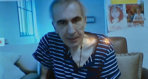 Саакашвили в суде по видеосвязи летом 2023 г. Скриншот видео https://ru.euronews.com/2023/07/04/saakashvili-health-concerns