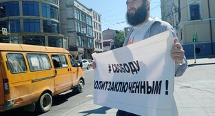 Идрис Юсупов в одиночном пикете. Махачкала, 17 июля 2023 г. Фото: Телеграм-канал "Черновик"