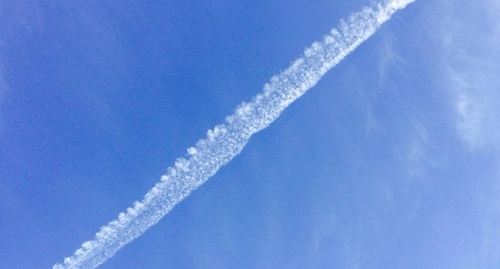 След от самолета в небе, фото: shutterstock.com 