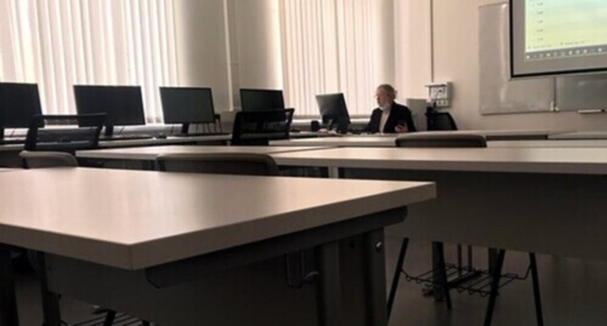 Педагог в школьном классе. Фото Нины Тумановой для "Кавказского узла".