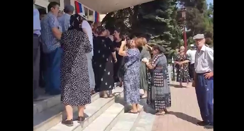 Участники акции в Избербаше, стоп-кадр видео https://t.me/dagestanRD/34435