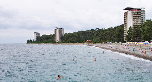 Пляж в Пицунде. Абхазия. Фото: LxAndrew. https://ru.wikipedia.org