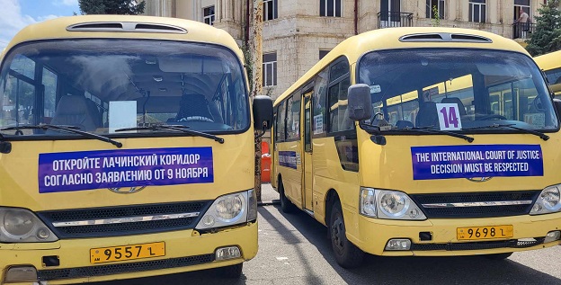 Автобусы на площади Возрождения в Степанакерте, 3 августа 2023 года. Фото Алвард Григорян для "Кавказского узла".
