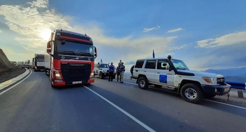 Колонна грузовиков в  Корнидзоре. Photo : Twitter / European Union Mission in Armenia