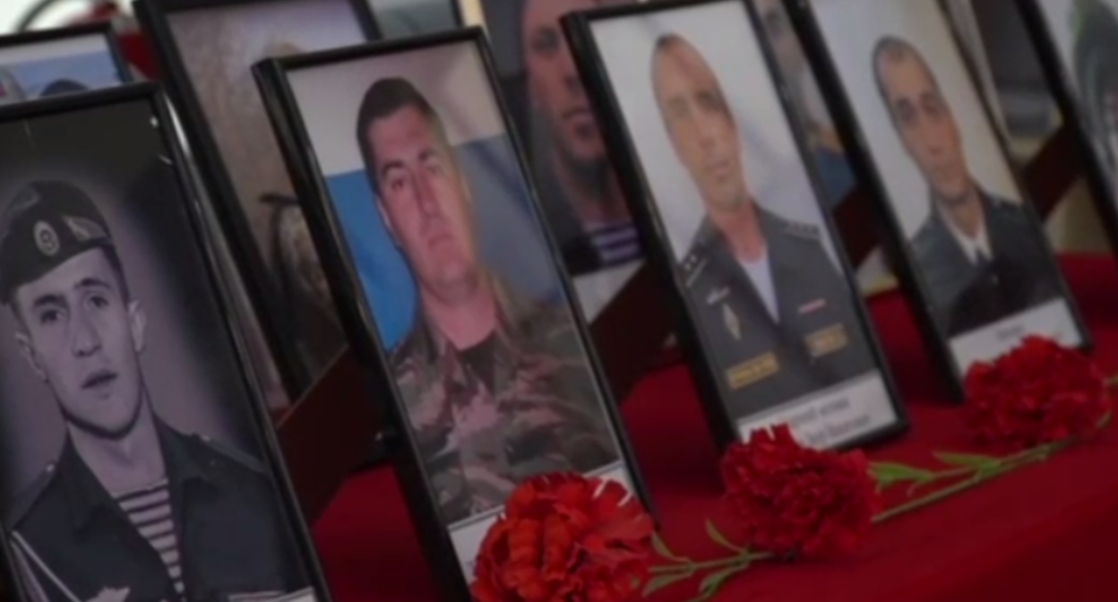 Портреты погибших на Украине в администрации Каспийска. Стоп-кадр видео из Telegram-канала администрации города от 17.08.23, https://t.me/admkasp/10150
