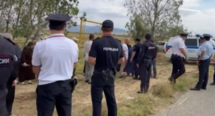 Скопление силовиков на акции протеста у гостиницы "Сарыкум". Стоп-кадр видео "Кавказского узла", https://youtu.be/7D9j_LsRt_g. 