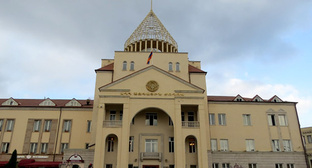 Здание парламента Нагорного Карабаха в Степанакерте. Фото Армине Мартиросян для "Кавказского узла"