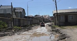 Жители Хасаньи призвали ускорить ремонт дороги