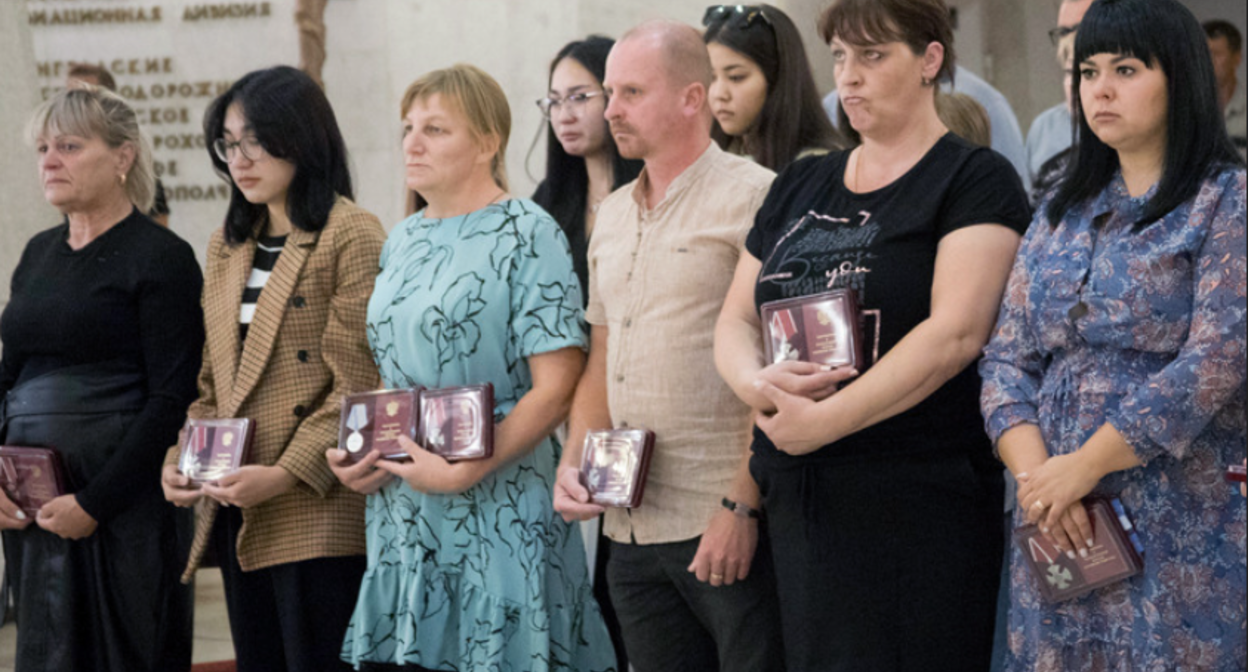 Родные погибших. Скриншот фото с сайта музея-панорамы "Сталинградская битва" от 12.09.23, https://stalingrad-battle.ru/about/m-news/2023/11177/
