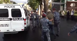 Задержание в Ереване, стоп-кадр видео канала NEWS AM https://www.youtube.com/watch?v=iGYfqLmCqDw&t=2s
