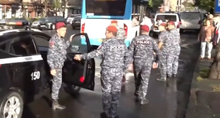 Сотрудники полиции на протестах в Ереване, стоп-кадр видео NEWS AM https://www.youtube.com/watch?v=1_8KKZ0sH8w&t=1s