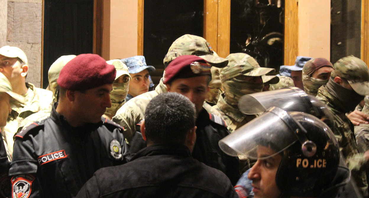Сотрудники полиции во время акции протеста. Сентябрь 2023 г. Фото Тиграна Петросяна для "Кавказского узла"