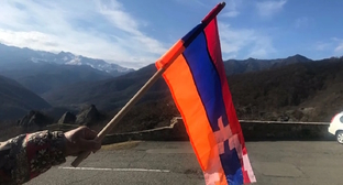 Флаг Нагорного Карабаха. стоп-кадр видео discover24.ru