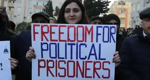 Участница митинга в Баку требует освободить политзаключенных. Фото Азиза Каримова для "Кавказского узла". Участница митинга в Баку требует освободить политзаключенных. Фото Азиза Каримова для "Кавказского узла".