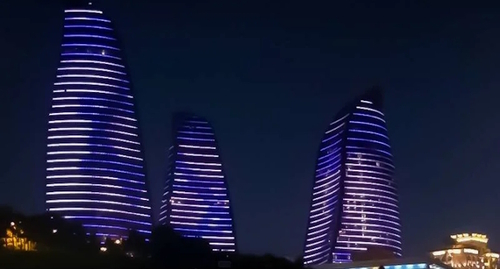 Подсветка зданий в Баку цветами флага Израиля, стоп-кадр видео https://vk.com/video-200432135_456244640?ysclid=lnin1f4yvo482929913