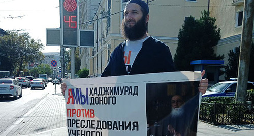 Идрис Юсупов провел одиночный пикет на пересечении улиц Гамзатова и Дахадаева в Махачкале. 9 октября 2023 года. Фото: телеграм-канал "Черновик"
