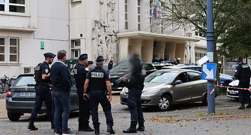 На месте события возле школы в Аррасе. Скриншот видео https://ru.euronews.com/video/2023/10/13/france-arras-college-attack-chechens