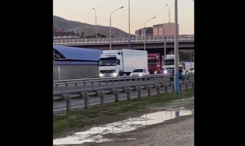 Акция протеста дальнобойщиков в Дагестане. Стоп-кадр видео, опубликованного 14.10.23 в сообществе "Голос Дагестана" "ВКонтакте", https://vk.com/golos_dagestan