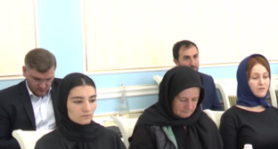 Родные погибших махачкалинцев. Стоп-кадр видео из telegram-канала Юсупа Умавова от 02.10.23, https://t.me/YusupUmavow/1118