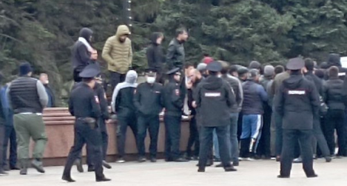 Собравшиеся на площади в Махачкале спорят с силовиками. Стоп-кадр видео из Telegram-канала "Утро Дагестан" от 17.10.23, https://t.me/utro_dagestan/14176?single