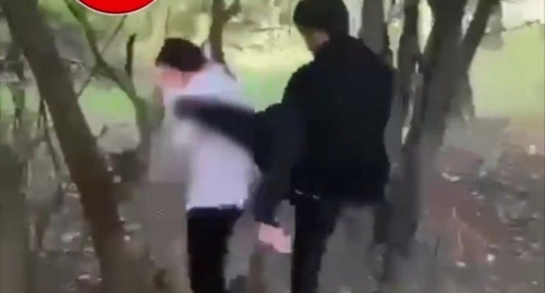 Избиение подростка в Чечне, стоп-кадр видео  T.me›s/chp_checchnya