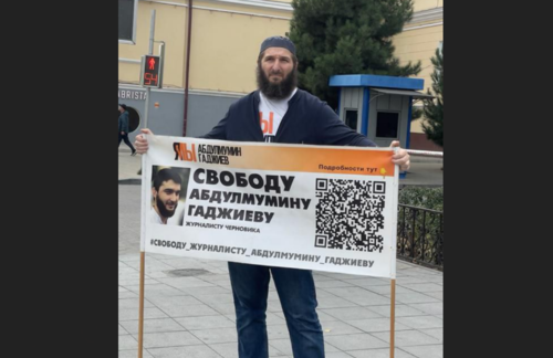 Идрис Юсупов на пикете в Махачкале. Скриншот фото из Telegram-канала "Черновик" от 23.10.23, https://t.me/chernovik/62084