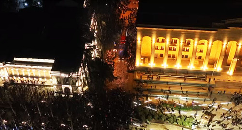 Акция протеста в Тбилиси. 7 марта 2023 г. Скриншот видео https://www.newsgeorgia.ge/mvd-gruzii-poshlo-na-razgon-akcii-protesta-protiv-zakona-ob-inoagentah-v-tbilisi/