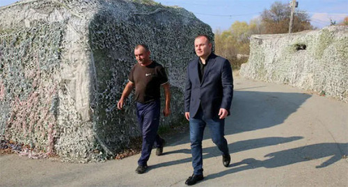 Мевлуд Лагошвили (слева) и представитель СГБ Грузии. Фото: ssg.gov.ge