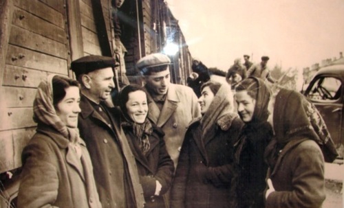 Встреча с возвращающимися из депортации. Железнодорожный вокзал Усть-Джегута, апрель 1958 год.
Фото http://karachaevsk.info