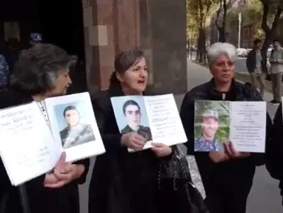Родители погибших солдат потребовали внимания властей Армении. Скриншот видео https://www.slaq.am