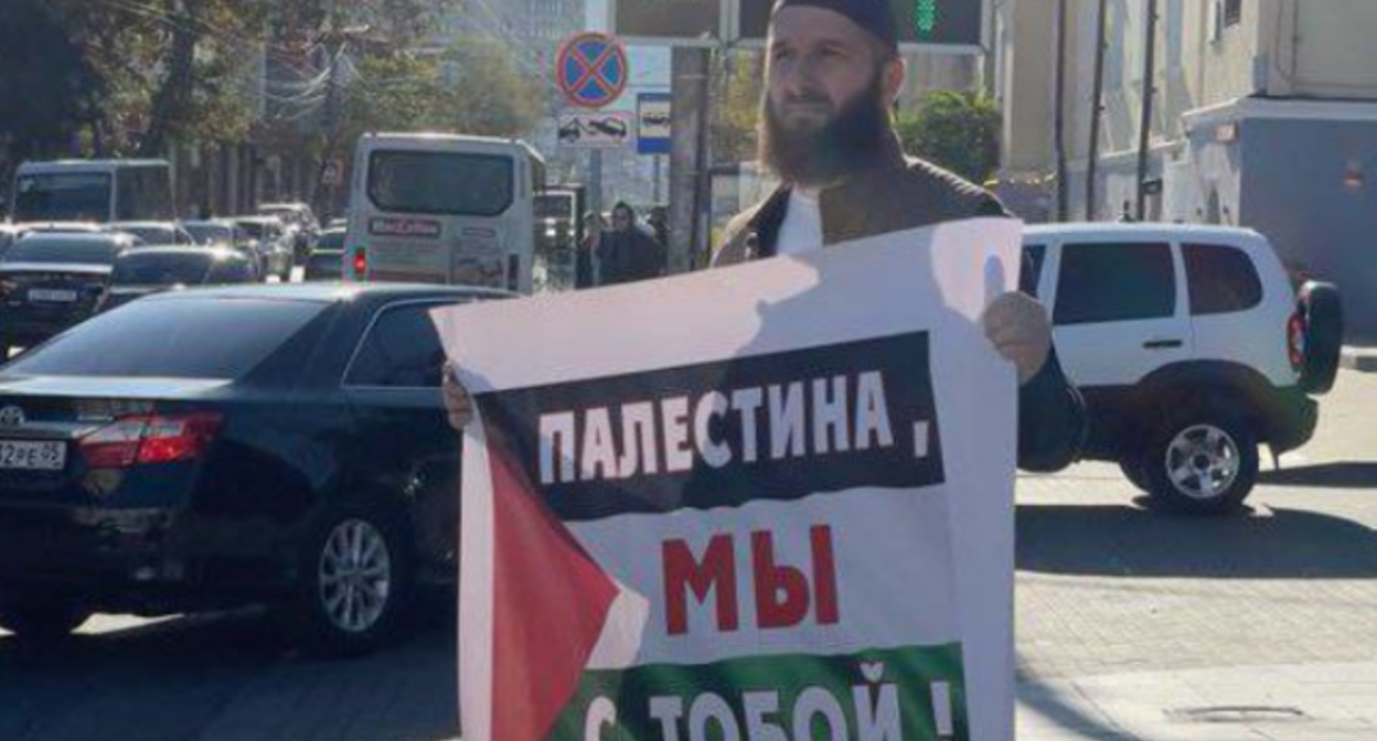 Идрис Юсупов на одиночном пикете. Скриншот фото из Telegram-канала "Черновик" от 08.11.23, https://t.me/chernovik/62856
