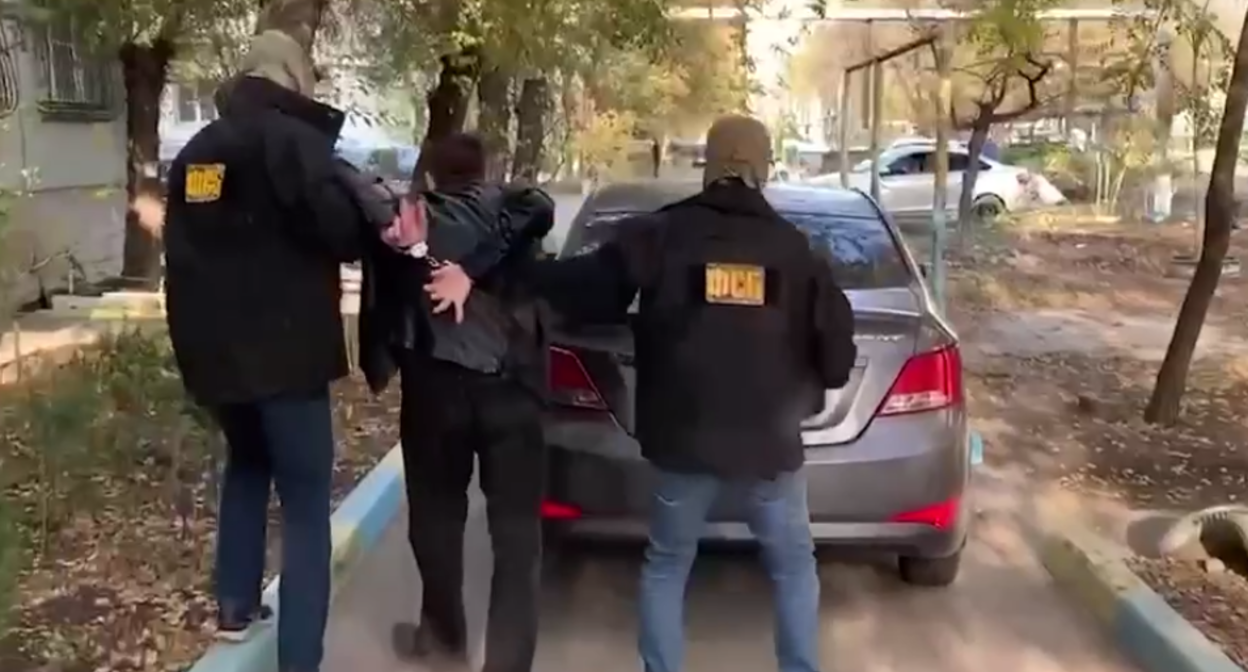 Задержание подозреваемого в реабилитации нацизма. Стоп-кадр видео из Telegram-канала управления СКР по Астраханской области от 09.11.23, https://t.me/astr_sledcom30/1702
