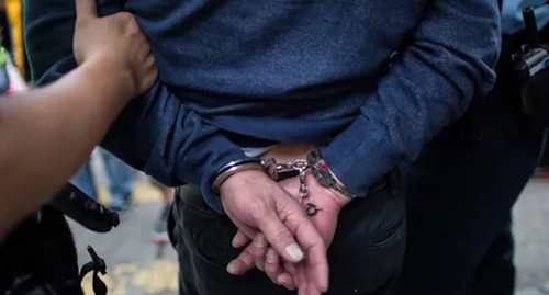 Человек в наручниках, фото: Елена Синеок, "Юга.ру"