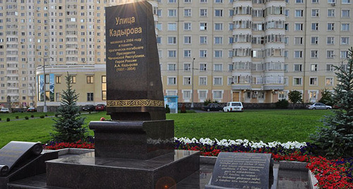 Памятник Ахмату Кадырову на улице Ахмата Кадырова в Южном Бутово в Москве. Фото: DragonOfDeath https://ru.wikipedia.org