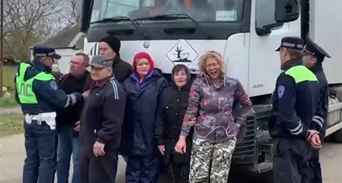 Активисты из станицы Полтавская, выступающие против мусорного полигона. Скриншот видео тг-канала Александра Сафронова