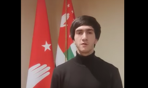 Житель Абхазии принес извинения. Скриншот видео из Telegram-канала "Абхазия Новости" от 17.11.23, https://t.me/dzhvania/29450