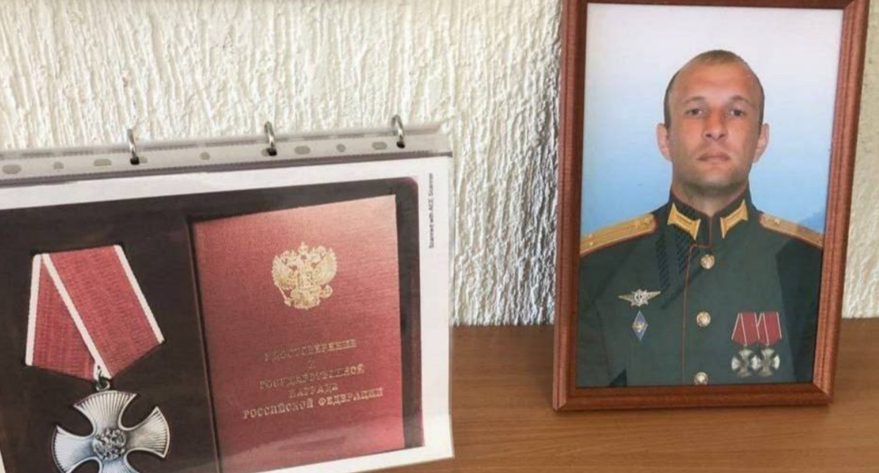 Открытие парты Героя Антону Мухину. Скриншот фото из Telegram-канала администрации Майкопского района от 22.12.23, https://t.me/mr_01_mr/2591
У