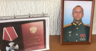 Открытие парты Героя Антону Мухину. Скриншот фото из Telegram-канала администрации Майкопского района от 22.12.23, https://t.me/mr_01_mr/2591
У