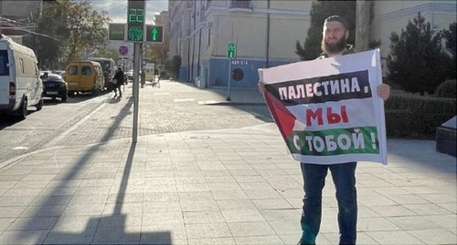 Одиночный пикет Идриса Юсупова. Махачкала, 11 ноября 2023 года. Фото: "Черновик" https://t.me/chernovik/63025