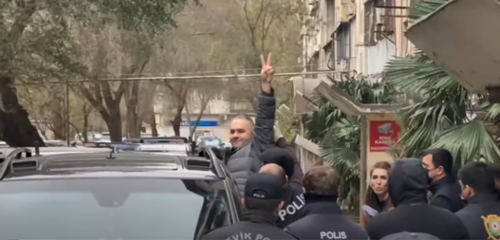Ульви Гасанли в день своего ареста. Скриншот видео AzadliqRadiosu/YouTube