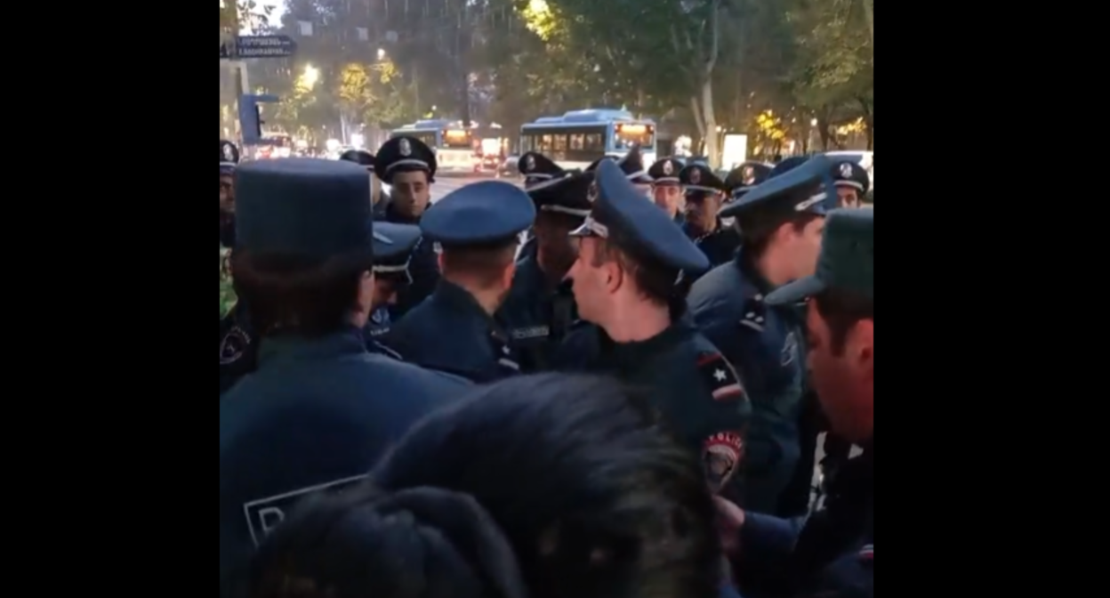 Скопление силовиков на акции протеста в Ереване. Стоп-кадр видеотрансляции в Facebook (деятельность компании Meta, которая владеет соцсетью, запрещена в России), https://www.facebook.com/zangchannel/videos/1402024804067373/
