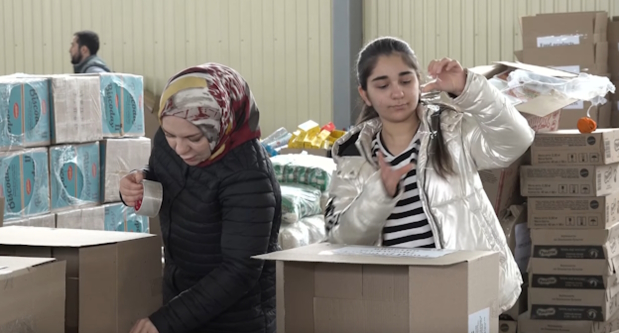 Жители Ингушетии помогают паковать гуманитарную помощь палестинцам, стоп-кадр видео канала ING DIARY https://www.youtube.com/watch?v=3WqaaM-HiOk