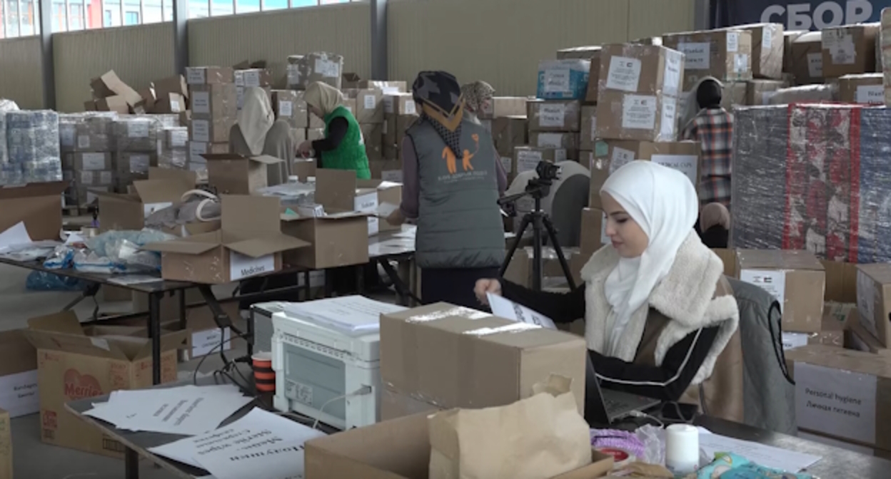 Жители Ингушетии помогают паковать гуманитарную помощь для палестинцев, стоп-кадр видео канала ING DIARY https://www.youtube.com/watch?v=3WqaaM-HiOk