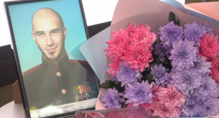 Портрет Курбанисмаила Бижитуева. Скриншот фото из Telegram-канала администрации Каспийска от 29.11.23, https://t.me/admkasp/12679