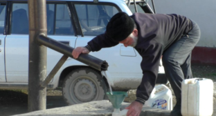 Житель Умашаула набирает воду. Стоп-кадр видео "Кавказского узла", https://youtu.be/X45ODib0-Mg 