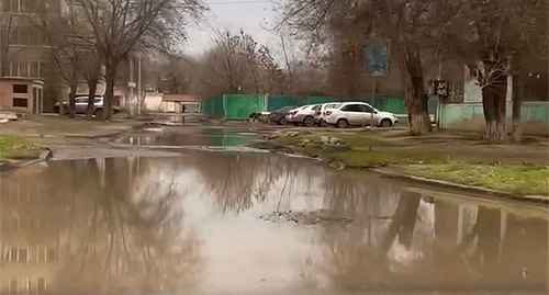 Подтопленная улица Безжонова в Астрахани. Кадр из видео https://vk.com/wall-132030591_1389700