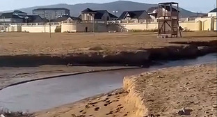 Сброс канализационных стоков в Каспийское море в Дербенте. Кадр из видео https://vk.com/wall-108870974_770460