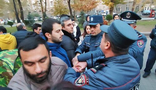 Сотрудники полиции задерживают активистов движения "Занг". Фото: https://armeniatoday.news/politics-ru/686496/