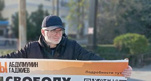 Магомед Магомедов в одиночном пикете. Махачкала, 4 декабря 2023 г. Фото Телеграм-канал Черновик