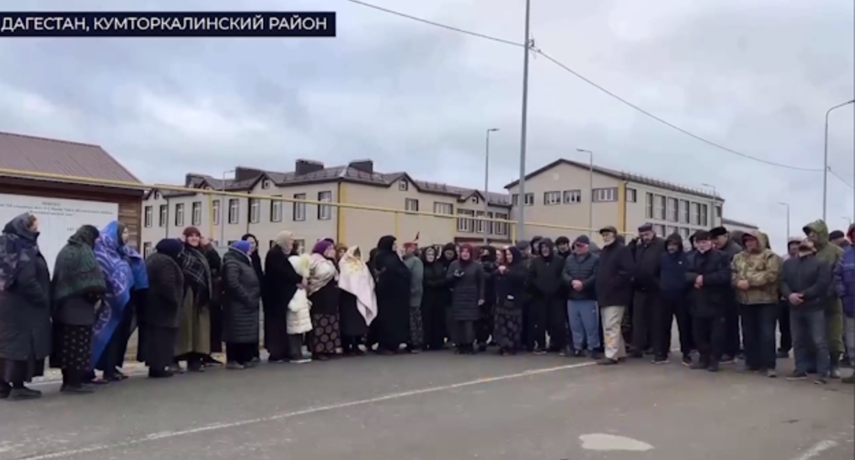 Жители Новой Урады записывают обращение к Путину, стоп-кадр видео https://t.me/golosdagestana05/10562 